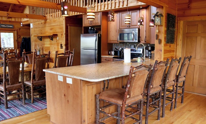 Townsend Cabina | Beautiful mountain sunrise view at Cobblestone Manor