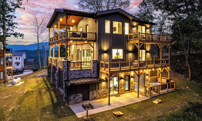 Sevierville Cabina | Beautiful mountain retreat! Amazing views, pool/hot tub, game room, firepit!