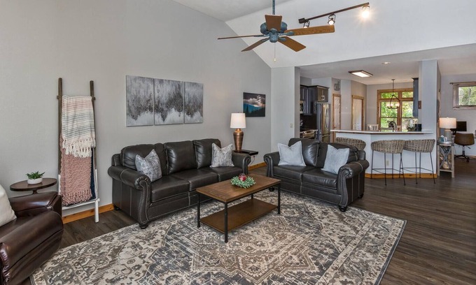 Mountain Air Condominio | Beautiful Mountain Views~Comfortable and Stylish Home~