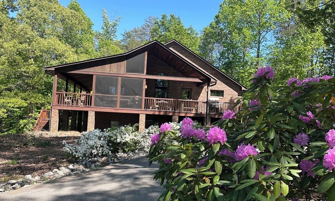Landrum Casa | Beautiful Mountain View with Large Saltwater Pool