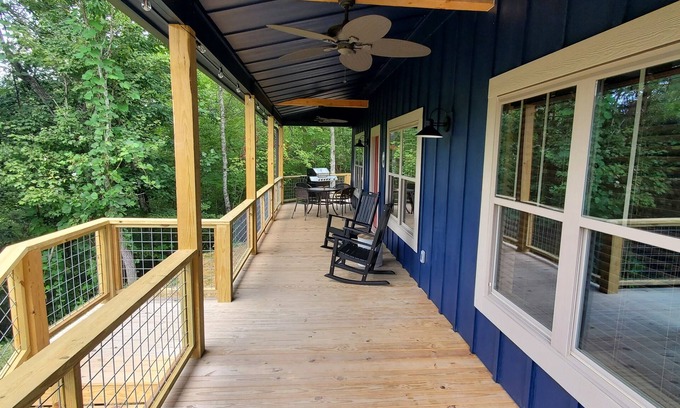Bryson City Cabina | Beautiful Mtn Getaway. Quiet 2 bedroom, 2 bath, Hot tub & grill! 5 min to town!