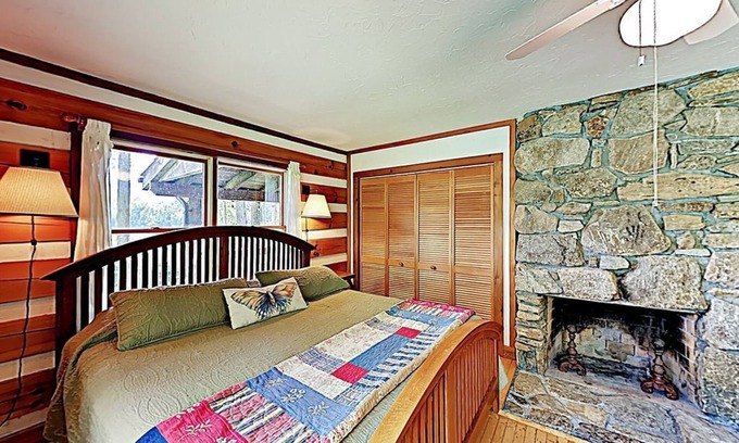 Leicester Casa | Hermosa cabaña Mystic Valley en 15 acres con vistas exuberantes!