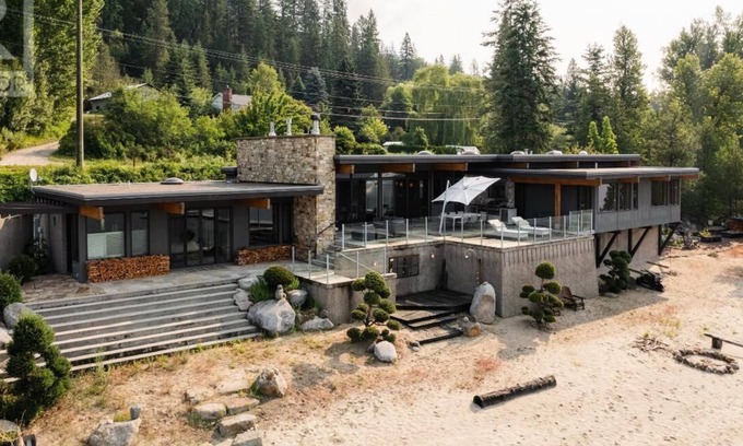 Central Kootenay Casa | Beautiful Nelson Beach and Lakefront Home! Swim/Ski/Boat!!