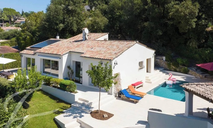 La Colle-sur-Loup Villa | Villa Provenzal Reformada con Piscina en una zona verde...