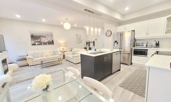 Cambridge Casa | Beautiful & New 3 Bedroom Home – King bed - 2 Parking - 5 Mins of Hwy 401