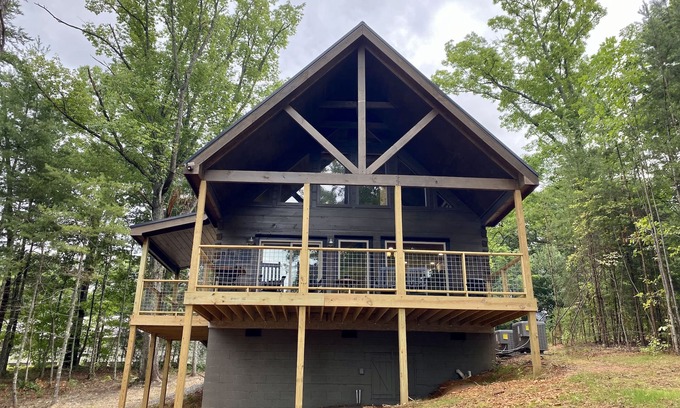 Caton Cabina | Beautiful new construction 2 bedroom cabin with loft and hot tub!
