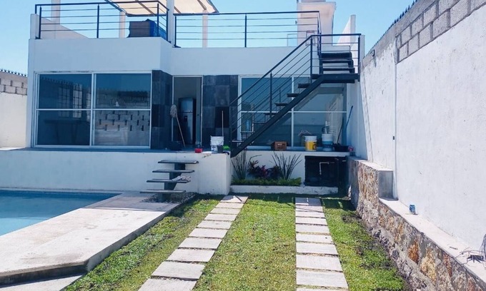 Buenavista de Cuellar Casa | Hermosa casa nueva con alberca privada y vista al lago