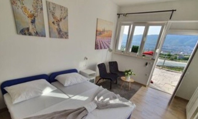 Mejasi Apartamento | Beautiful new studio with bay and mountain views