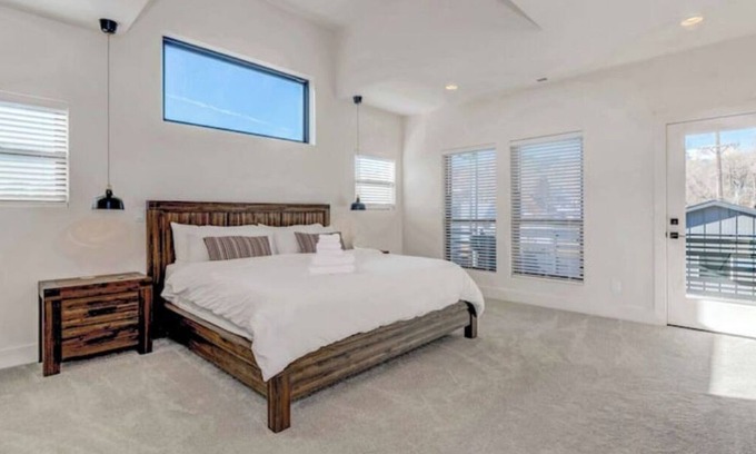 Colorado Springs Casa | Beautiful New-Modern Luxury Minutes from Downtown, Old Colorado City & OPTC