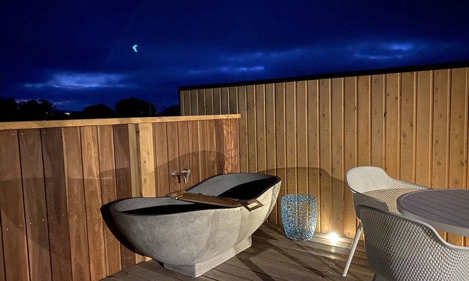 Barwon Heads Apartamento | Beautiful new village apartment with roof deck- stone bath, 360 views & more