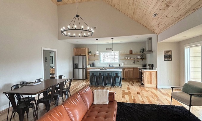 Smithville Casa | Beautiful newly built Center Hill Lake retreat. Minutes to the marinas.