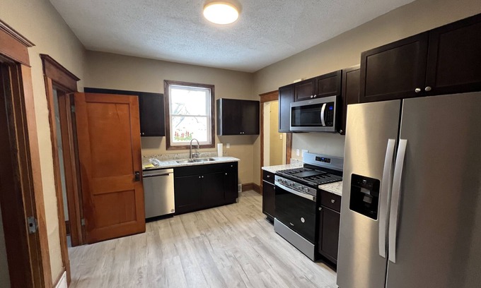 Payne - Phalen Casa | Beautiful newly refinished 5 bedroom, single-family home close to St Paul Mpls