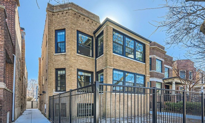 Andersonville Condominio | Beautiful Newly Renovated 3BR/2BA in the Heart of Andersonville