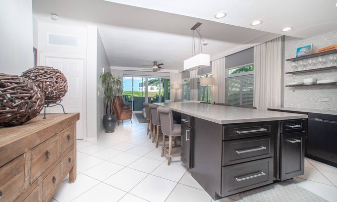 Seven Mile Beach Condominio | ¡Hermosa! Condominio de planta baja de lujo recientemente renovado Seven Mile Beach