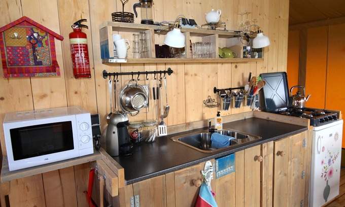 Enumatil Cabina | Hermosa tienda de safari amueblada y carro de circo con baño privado.