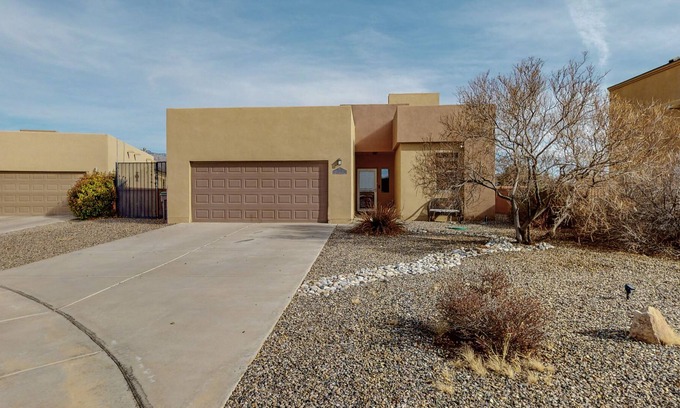 North Valley Casa | Beautiful North Valley home, garage, dogs welcome!
