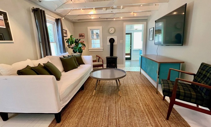 Colington Casa | Beautiful OBX "Seaglass" Cottage- Newly Renovated & Close to the Beach