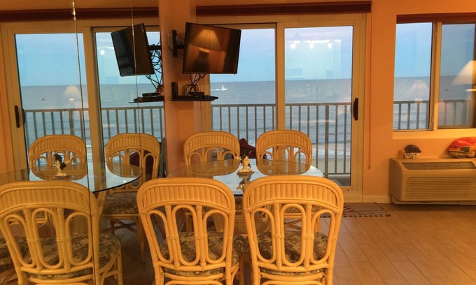 Northeast Virginia Beach Condominio | -Beautiful Ocean Front Condo, Vista al Mar desde todas las habitaciones, piscina + Roof Top Sundeck-