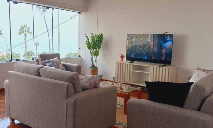 Miraflores Apartamento | Hermosa vista al mar! Amplio y elegante apartamento, ideal para familias.