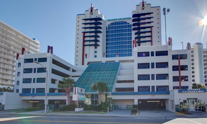 Myrtle Beach Condominio | Frente al mar - 3er FL. Sillas de playa y sombrillas reservadas. Garaje de estacionamiento adjunto