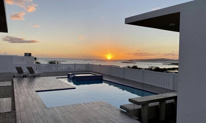 Penuelas Casa | Hermosa propiedad con vista al mar