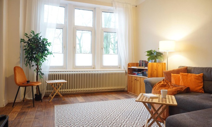 Emden Apartamento | Beautiful old building apartment directly on the lock! Near city center