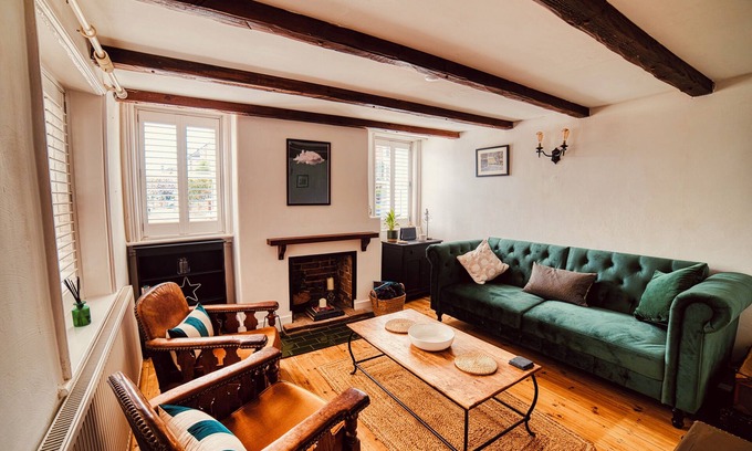 Eastbourne Cabaña | Beautiful 250-Year-Old Cottage near the Beach, Theatres and The South Downs.