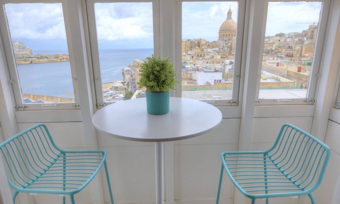 Valletta Apartamento | Beautiful one bedroom seafront apartment VPAL1-1