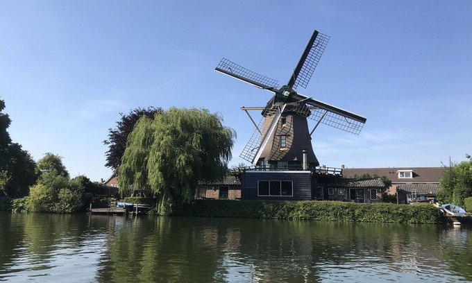Municipality of Weesp Casa | Hermoso molino de viento original a lo largo de la orilla del río
