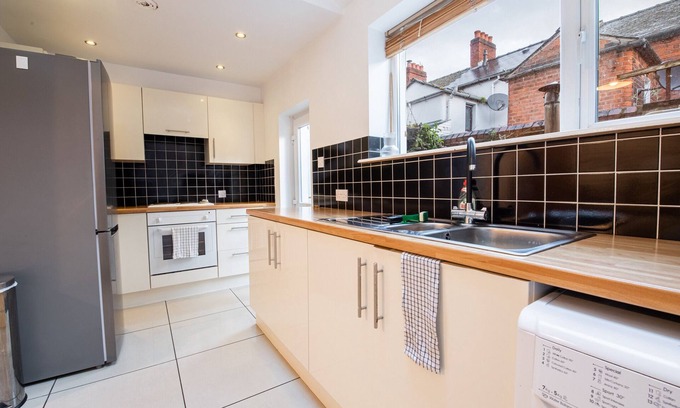 Belfast Casa | Beautiful Ormeau Park Home - Perfect for Belsonic in June & Central City Breaks