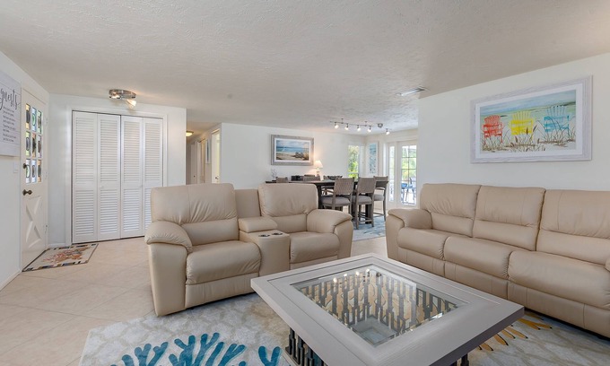 Sarasota Casa | Hermosa casa de la piscina a minutos de la playa de Siesta Key y el pueblo de la siesta.