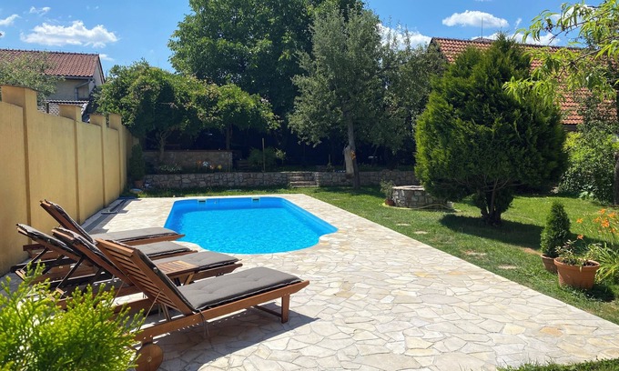 Roznava Apartamento | Beautiful Poolside Oasis - Apartment Volovec