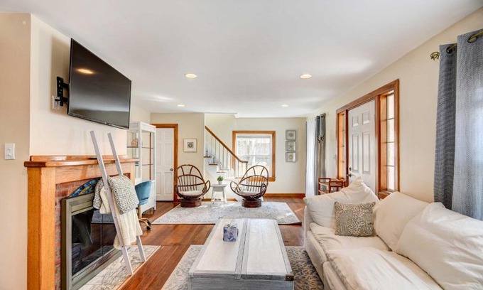 Portsmouth Casa | Beautiful Portsmouth Cottage By the Sea with Jacuzzi