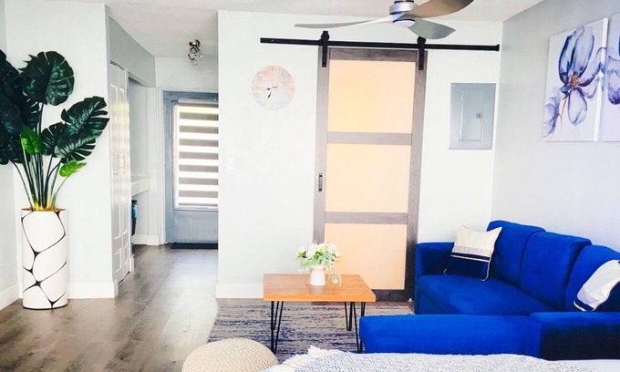Orange Grove Apartamento | Beautiful Posh Condo Newly Renovated with King Bed