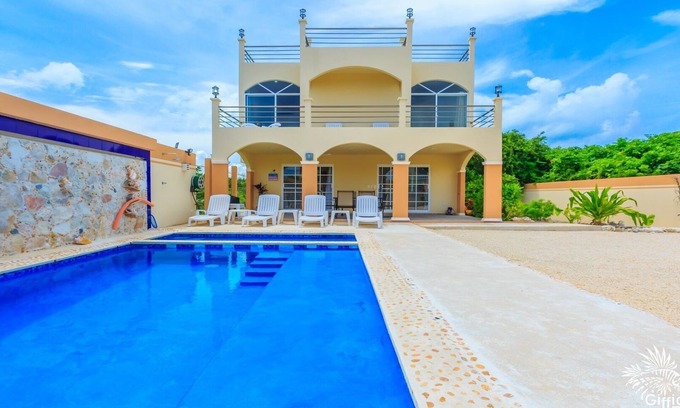Isla Mujeres Casa | Hermosa casa de 2 habitaciones con piscina privada y amplio estacionamiento. estacionamiento.