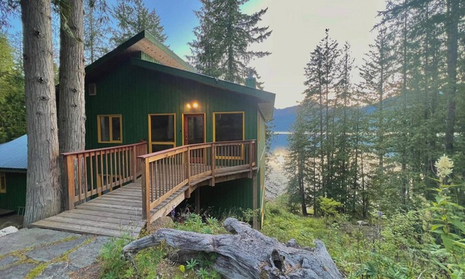 Riondel Casa | Beautiful Private Lakefront Home