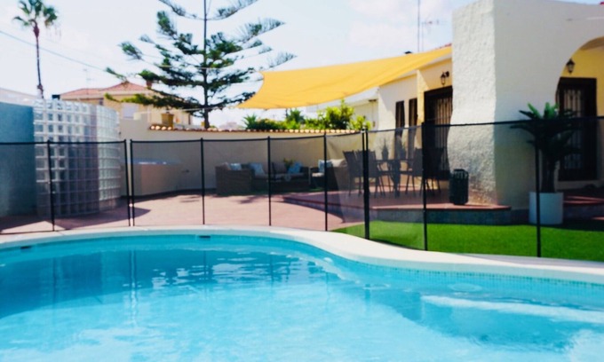 Torrevieja Villa | Hermosa villa con piscina privada cerca de la playa y la ciudad