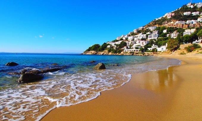 Cadaques Casa | Estupenda casa de vacaciones privada con A/C, WIFI, TV, patio, mascotas permitida y aparcamiento
