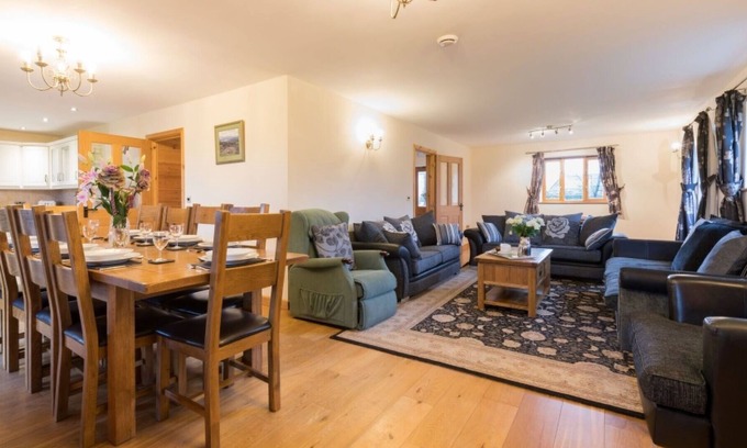 Brecon Casa | Maravillosa casa de vacaciones privada para 10 personas con WIFI, TV, patio y aparcamiento