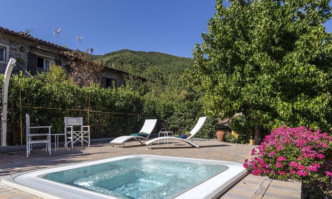 San Godenzo Villa | Maravillosa casa de vacaciones privada con WIFI, jacuzzi, A/C, TV, patio y vista panorámica