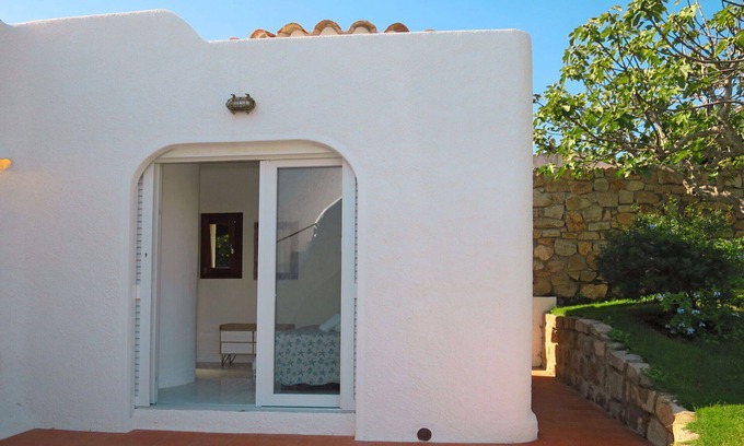 Punta Sardegna Villa | Preciosa casa de vacaciones privada con A/C, TV, terraza, mascotas permitida y aparcamiento