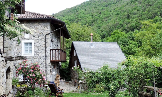 Grimacco Casa | Maravillosa casa de vacaciones privada con WIFI, patio, vista panorámica y aparcamiento
