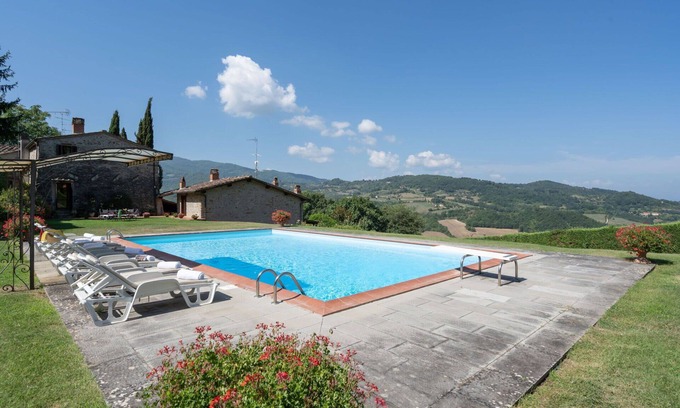 Dicomano Villa | Casa de vacaciones privada con piscina privada, A/C, jacuzzi, WIFI, TV, patio