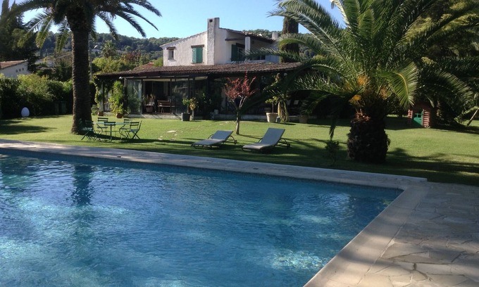 La Colle-sur-Loup Casa | Hermosa y gran casa rodeada de un gran jardín con una piscina muy grande.
