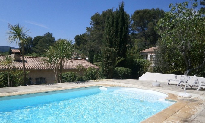 Draguignan Villa | Hermosa propiedad en zona privada con piscina cubierta y al aire libre