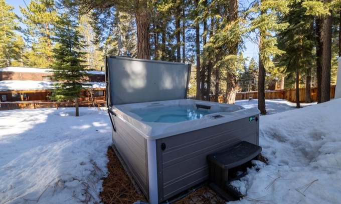 Truckee Casa | Beautiful Prosser Estates House Hot Tub!