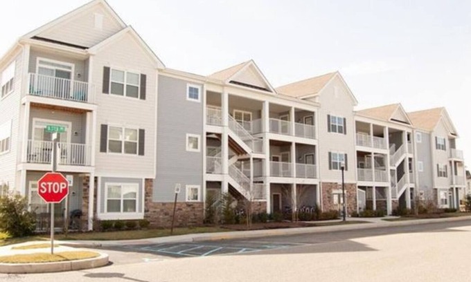 Rehoboth Beach Condominio | Hermoso Rehoboth Beach Condo! 3 habitaciones 2 baños! 2 piscinas! ¡Tenis! ¡Gimnasio!