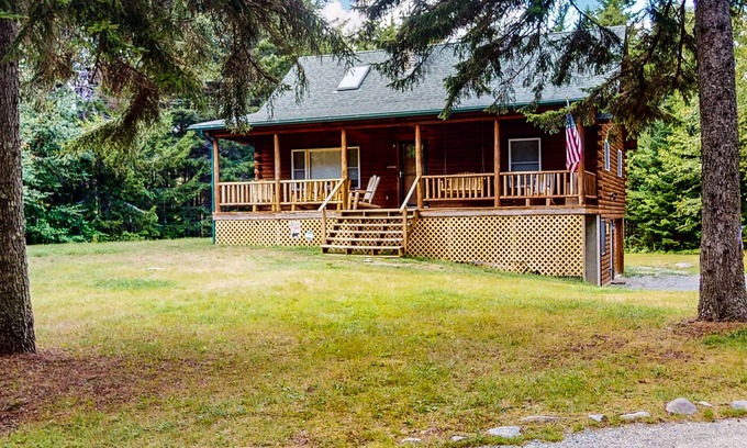 Trenton Cabina | Beautiful, relaxing log cabin with firepit, fast WiFi, and washer/dryer