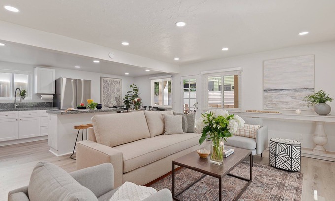 West Beach Condominio | Beautiful Remodeled Condo With Patio Near West Beach