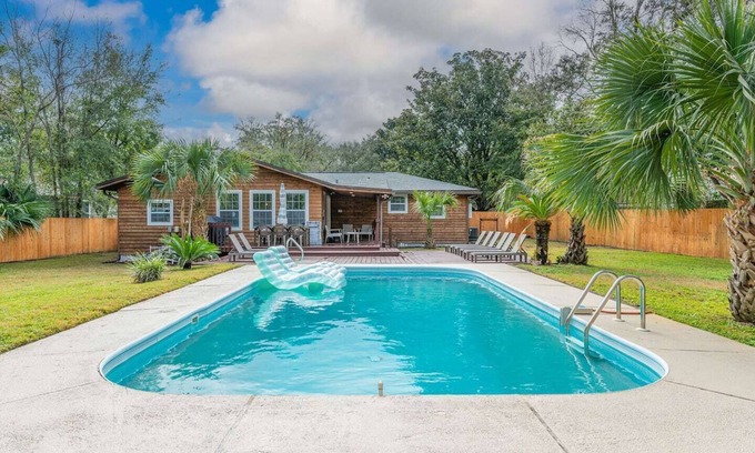 Fort Walton Beach Casa | Beautiful renovated cottage. Big backyard w/ Pool
